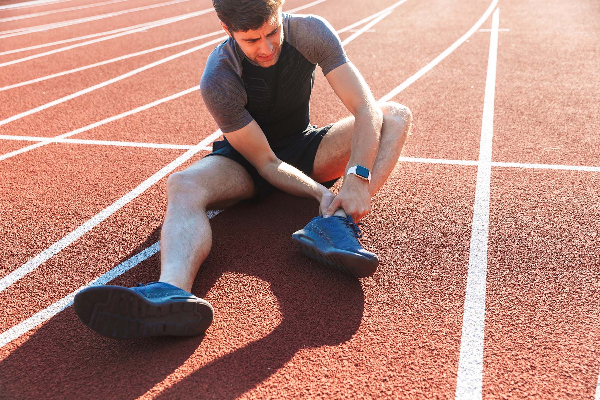 Atleta affaticato a bordo pista